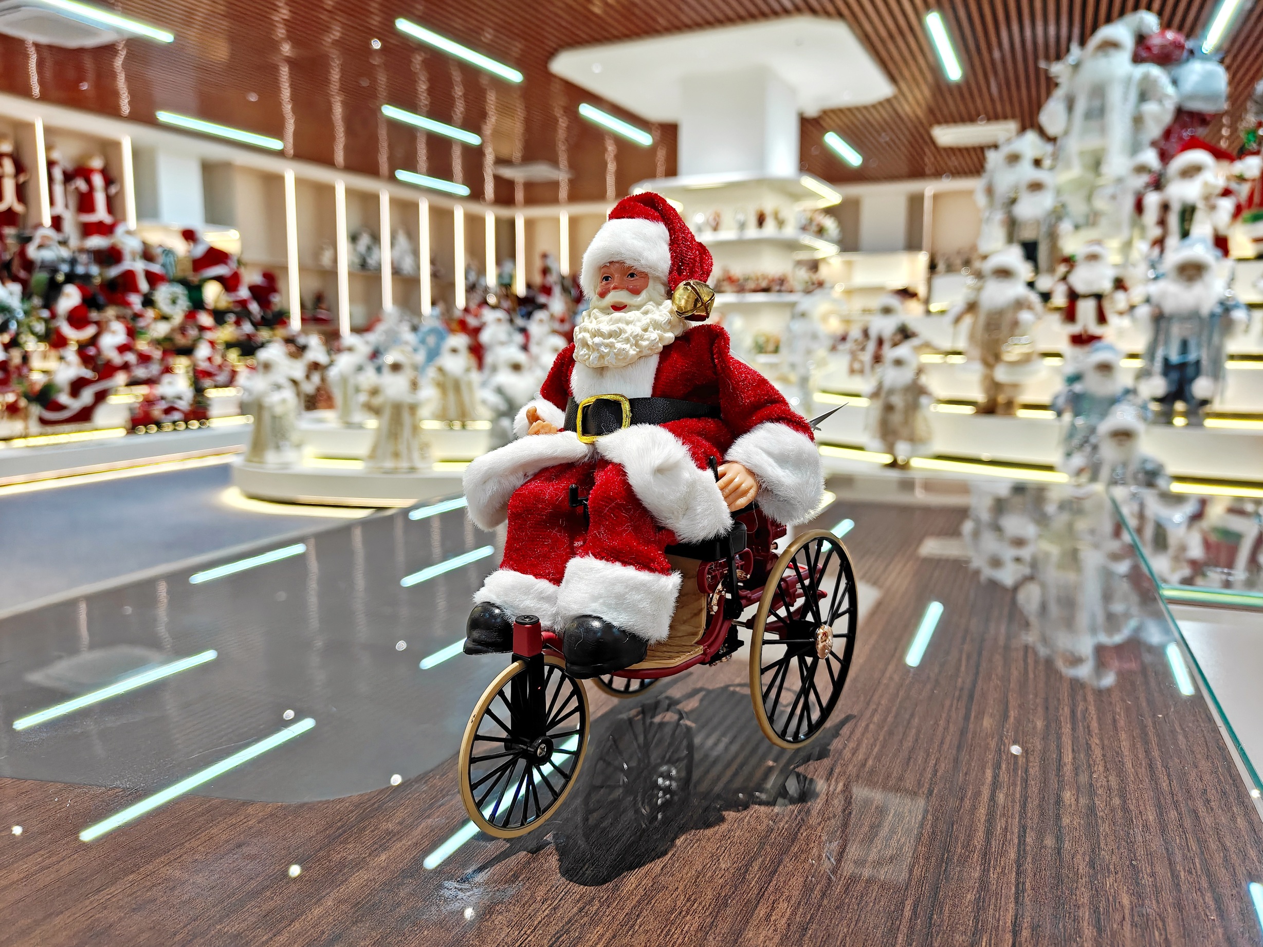 2026 Xmas Handmade Resin Santa Claus Riding a Tricycle Christmas Gift Handicraft Polyresin Santa Claus for Indoor Decoration