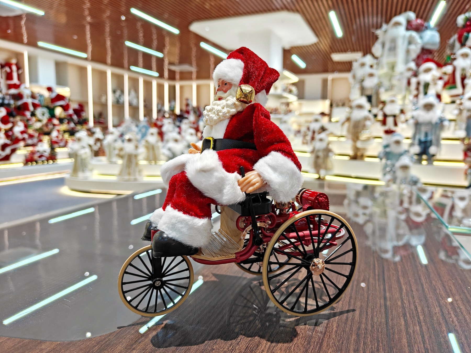 2026 Xmas Handmade Resin Santa Claus Riding a Tricycle Christmas Gift Handicraft Polyresin Santa Claus for Indoor Decoration