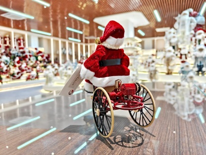 2026 Xmas Handmade Resin Santa Claus Riding a Tricycle Christmas Gift Handicraft Polyresin Santa Claus for Indoor Decoration