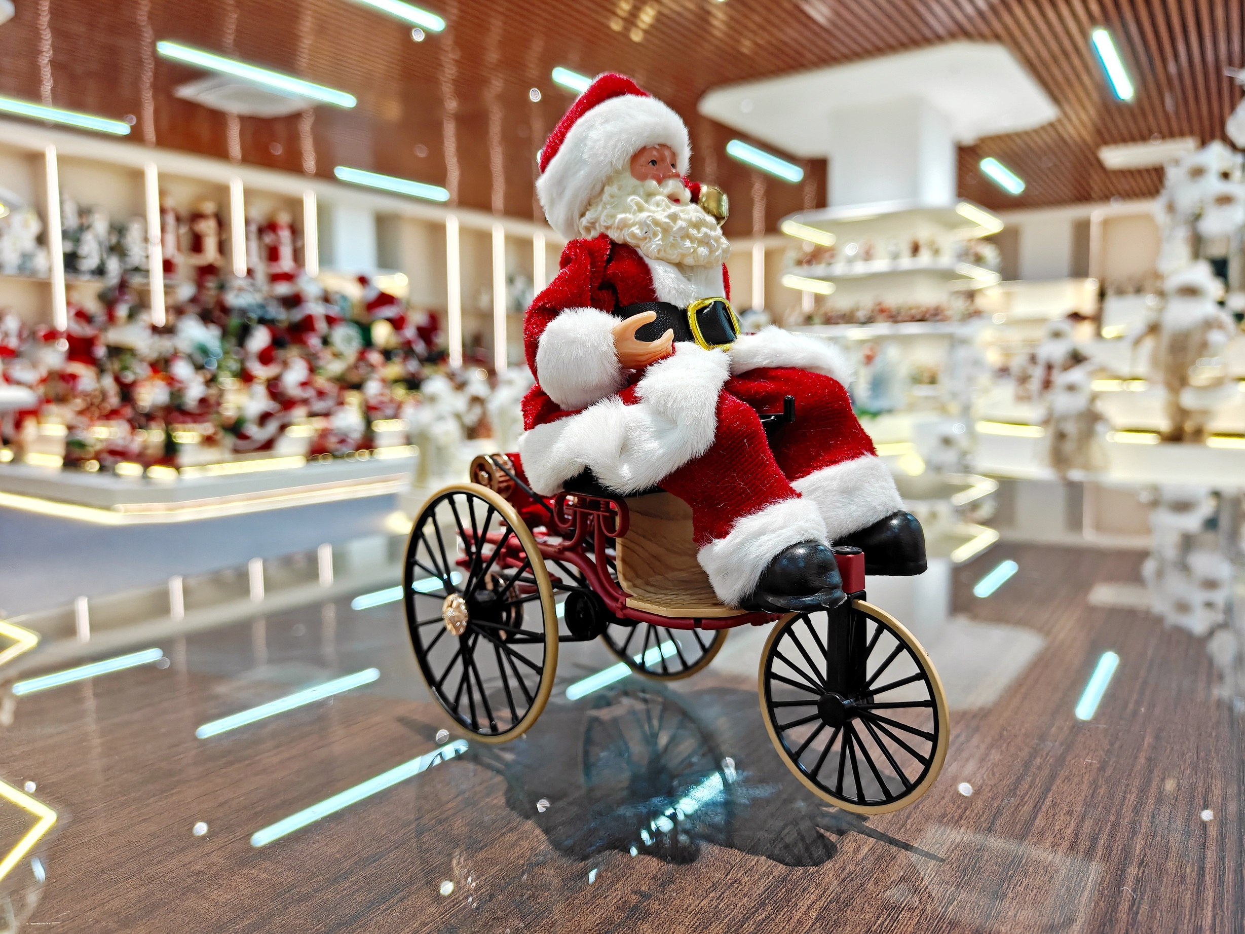 2026 Xmas Handmade Resin Santa Claus Riding a Tricycle Christmas Gift Handicraft Polyresin Santa Claus for Indoor Decoration
