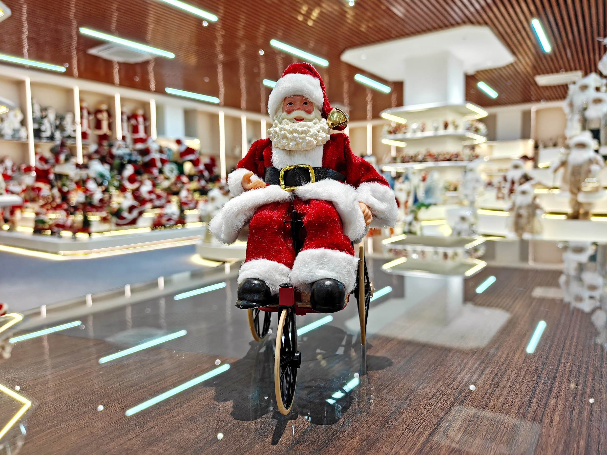 2026 Xmas Handmade Resin Santa Claus Riding a Tricycle Christmas Gift Handicraft Polyresin Santa Claus for Indoor Decoration
