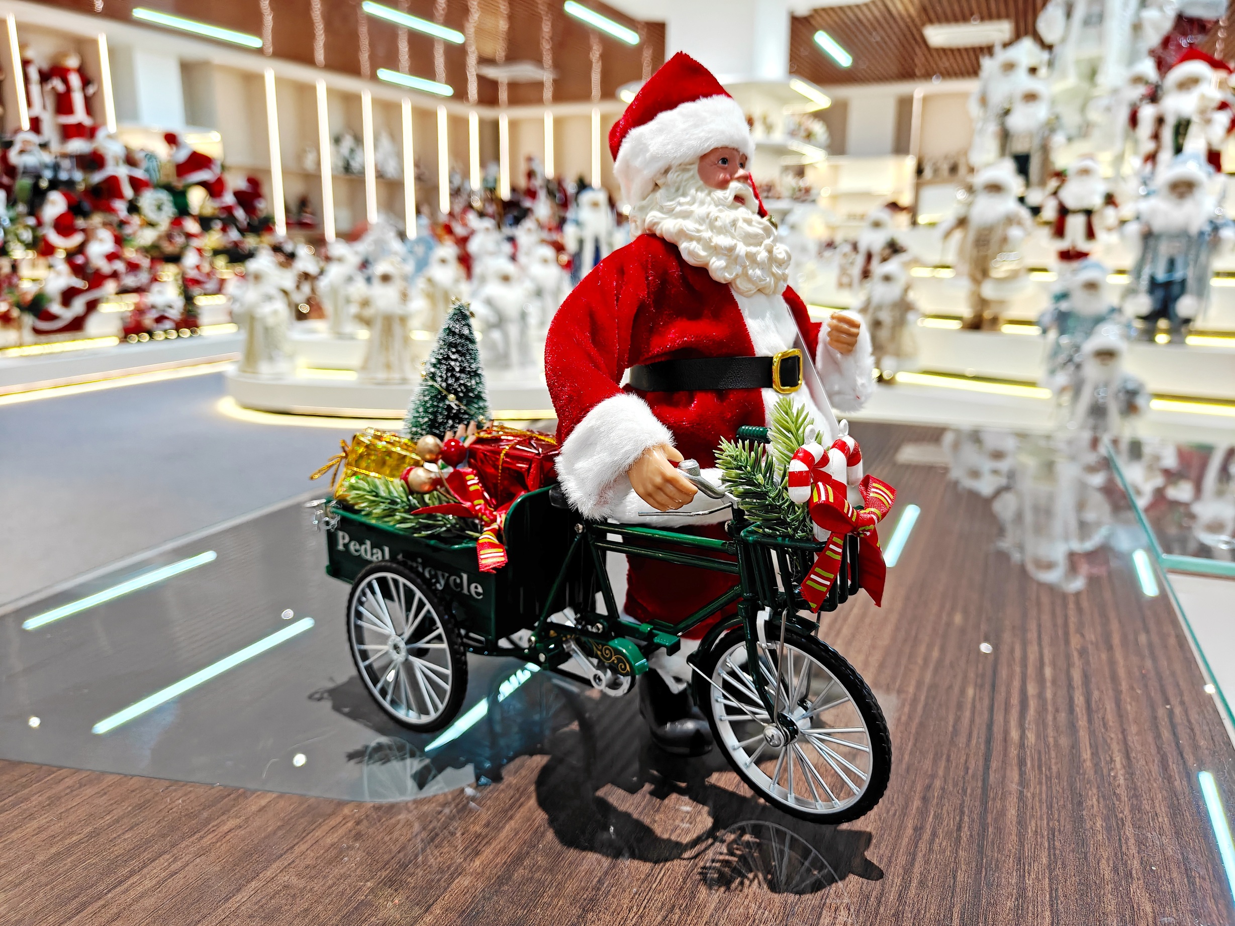 Xmas Handmade Resin Santa Claus Doll with a Tricycle Christmas Gift Handicraft Polyresin Santa Claus Indoor Decoration