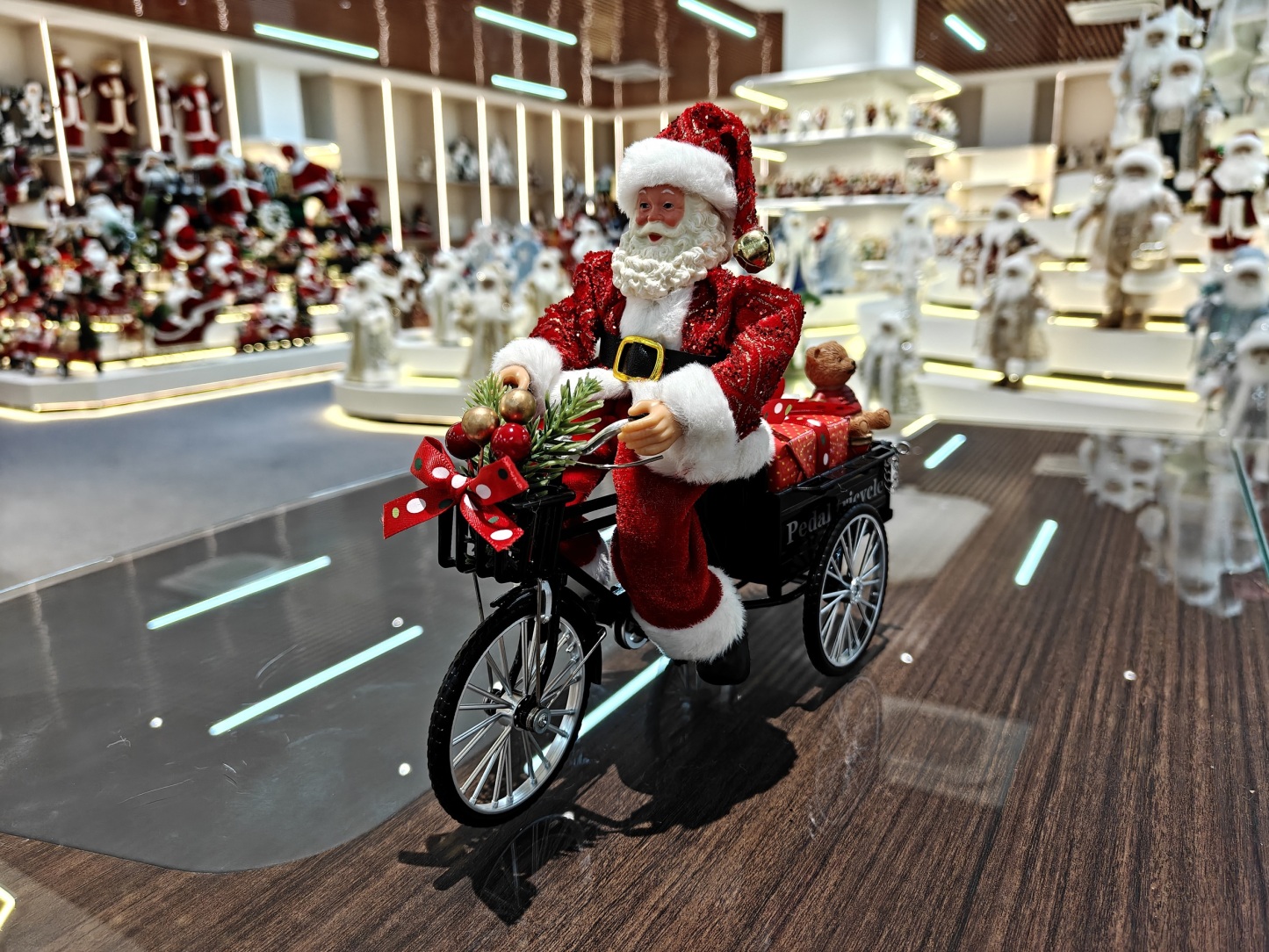 2026 Xmas Handmade Resin Santa Claus Doll with a Tricycle Christmas Gift Handicraft Polyresin Santa Claus Indoor Decoration