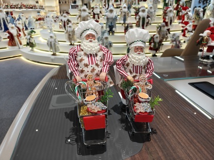 9~12" Modern Santa Claus Chef Christmas Gifts Shopping Malls Shopping Cart Christmas Polyresin Santa Claus Indoor Decoration