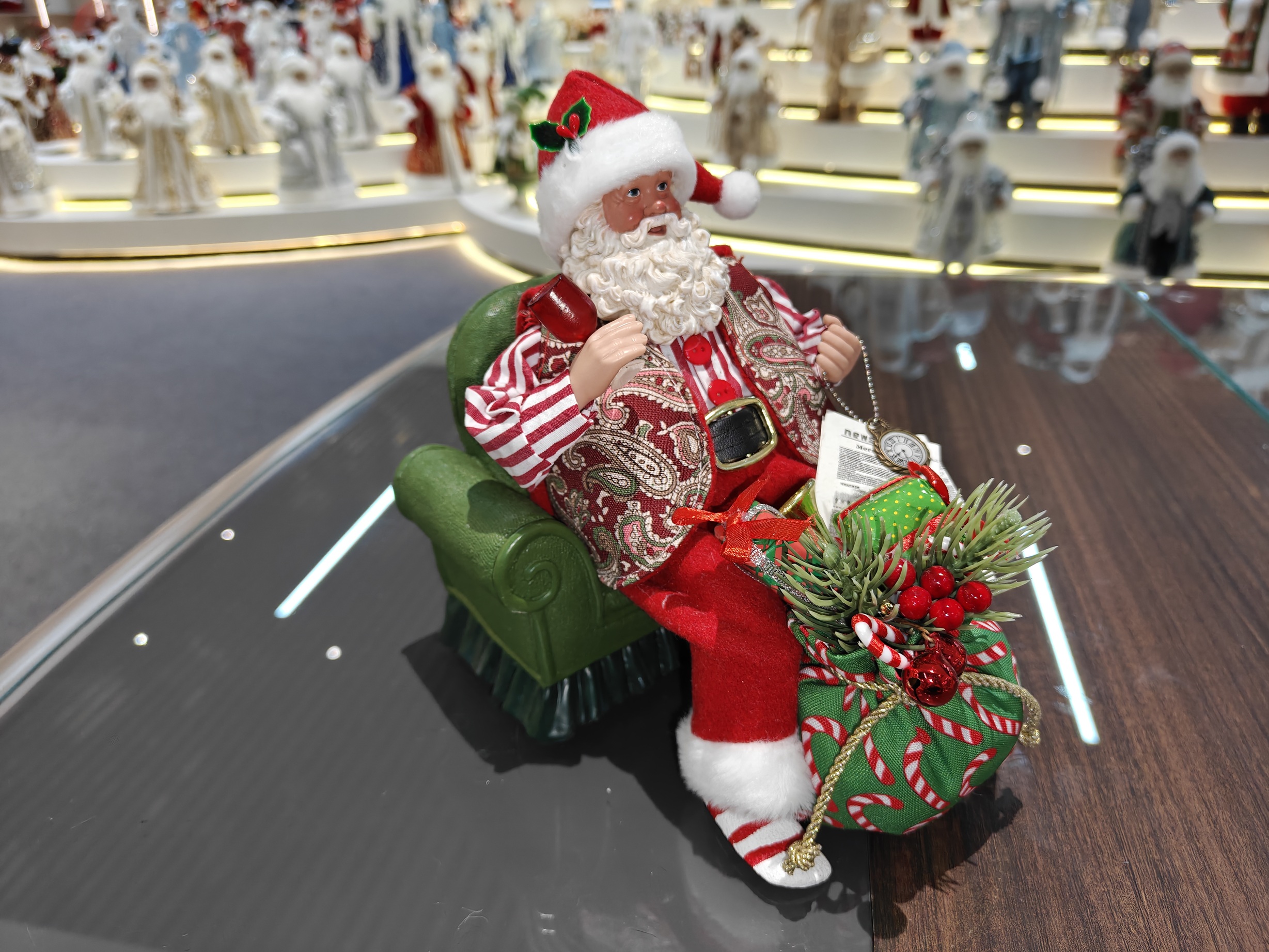 Xmas Handmade Classic Santa Claus Doll Sitting on Sofa Figurine 9Inch Polyester & Fabric Christmas Gifts Indoor Decoration