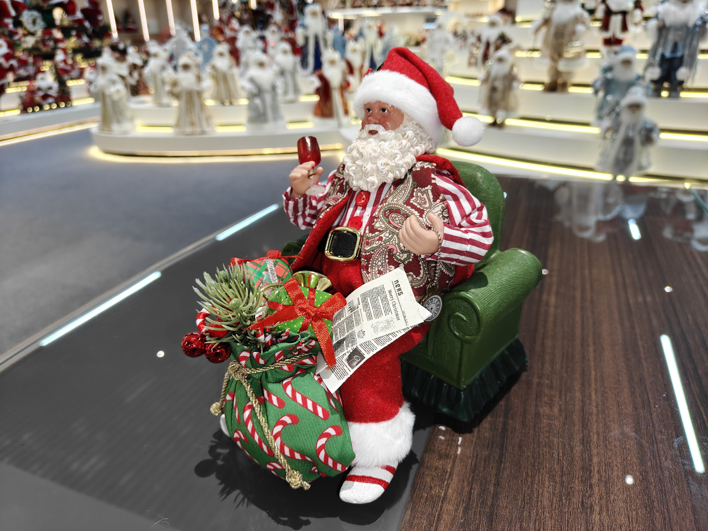 Xmas Handmade Classic Santa Claus Doll Sitting on Sofa Figurine 9Inch Polyester & Fabric Christmas Gifts Indoor Decoration