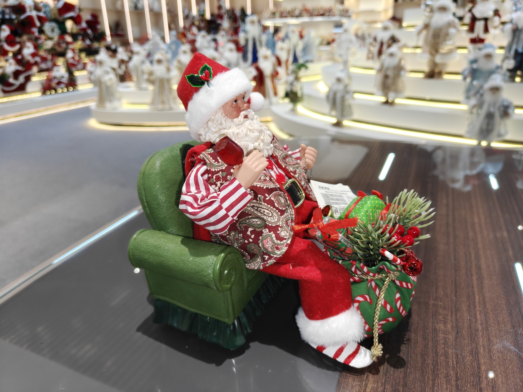 Xmas Handmade Classic Santa Claus Doll Sitting on Sofa Figurine 9Inch Polyester & Fabric Christmas Gifts Indoor Decoration