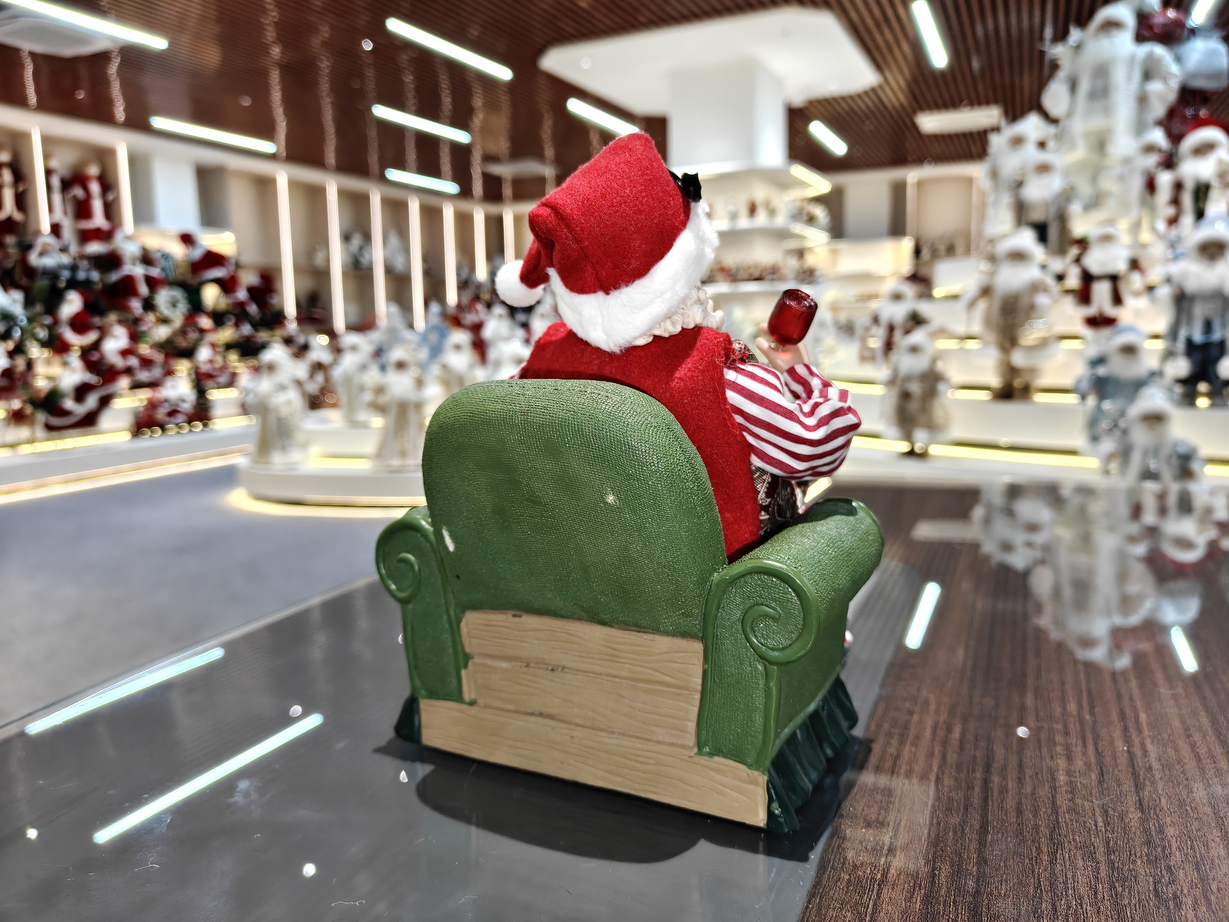 Xmas Handmade Classic Santa Claus Doll Sitting on Sofa Figurine 9Inch Polyester & Fabric Christmas Gifts Indoor Decoration