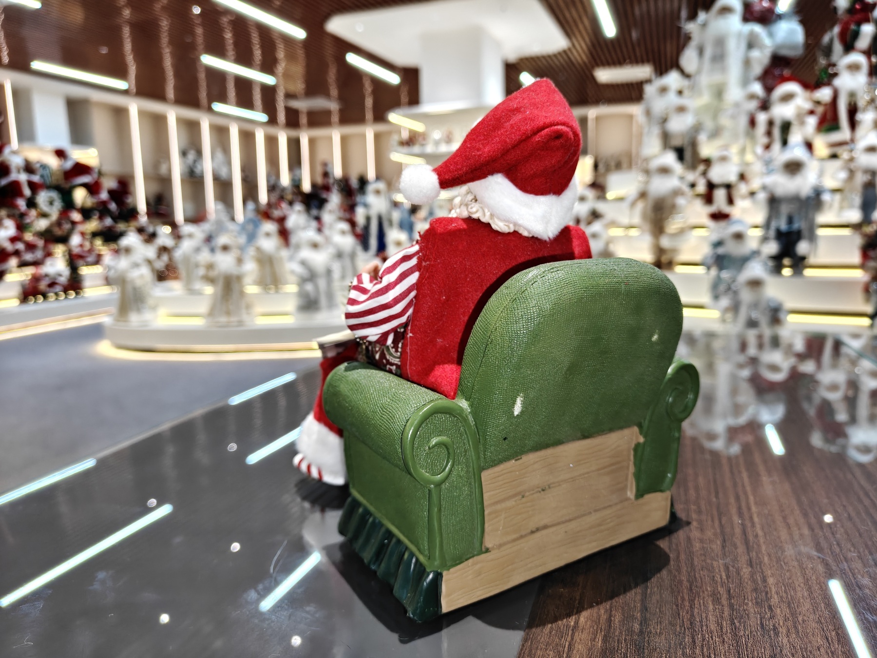 Xmas Handmade Classic Santa Claus Doll Sitting on Sofa Figurine 9Inch Polyester & Fabric Christmas Gifts Indoor Decoration