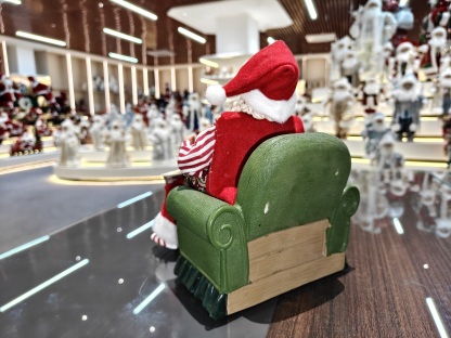 Xmas Handmade Classic Santa Claus Doll Sitting on Sofa Figurine 9Inch Polyester & Fabric Christmas Gifts Indoor Decoration