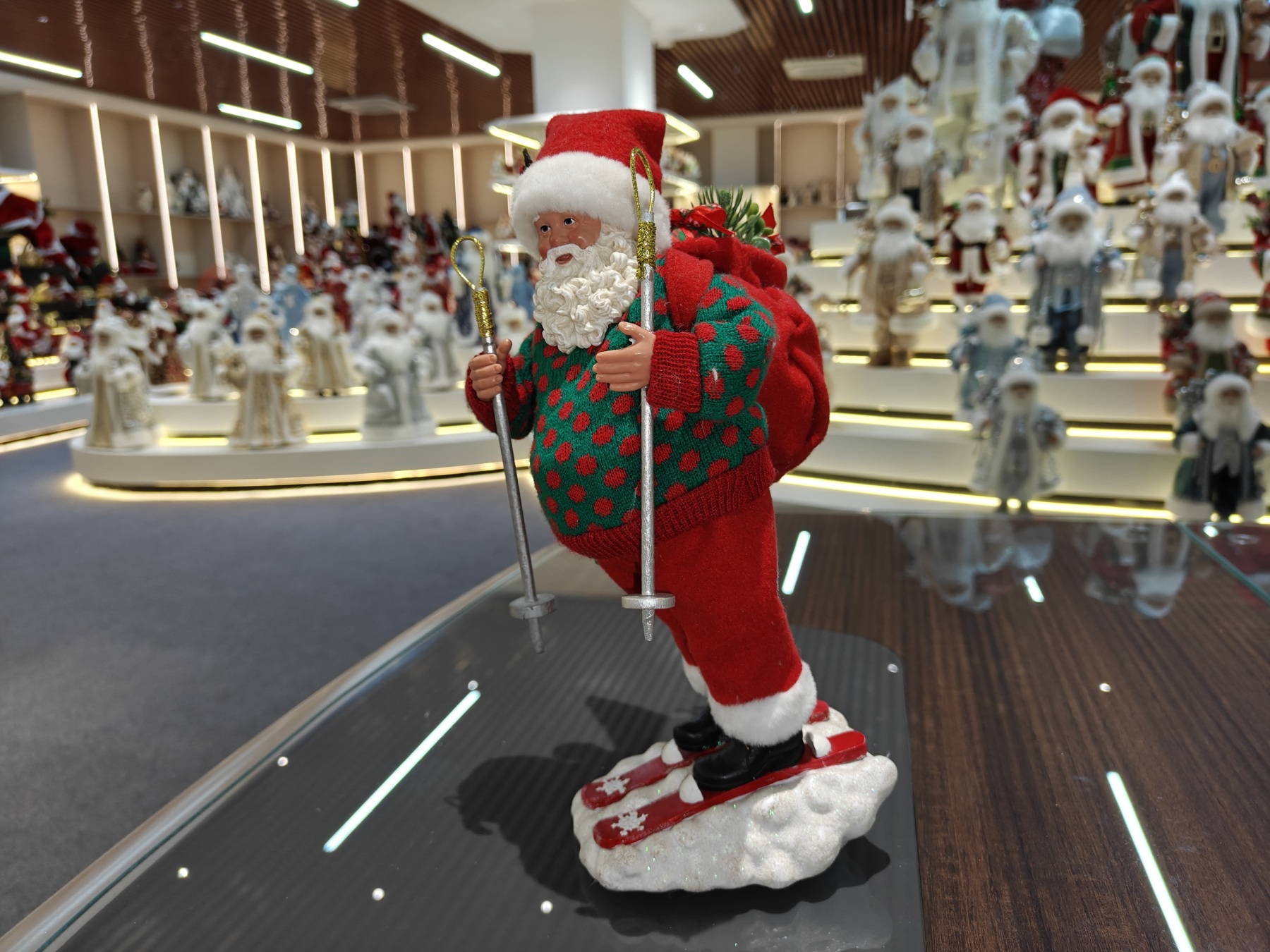 11" Casual Style Skiing SANTA CLAUS Doll Xmas Handmade Figurine Christmas Gifts Polyresin Santa Claus for Indoor Decoration