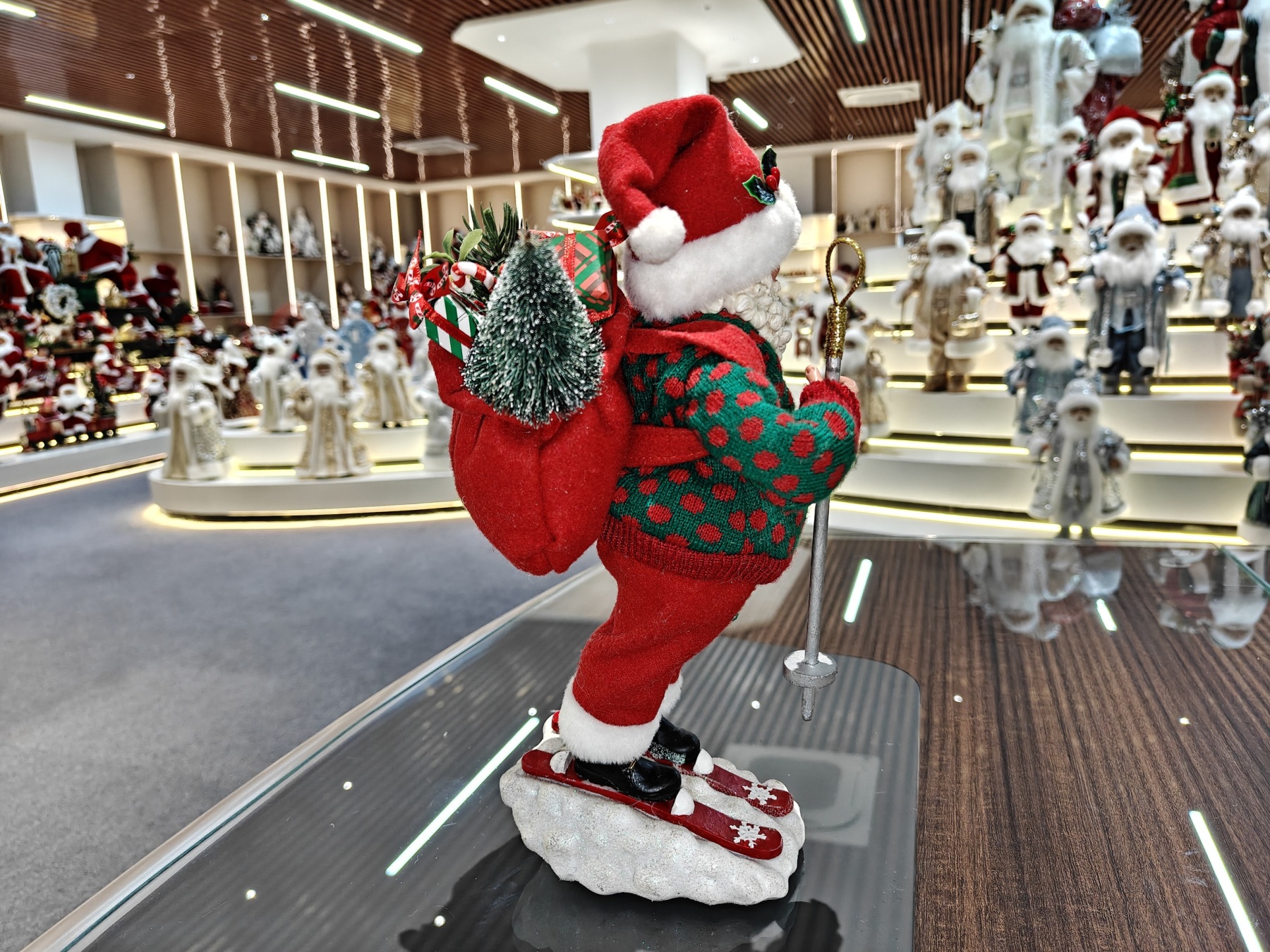 11" Casual Style Skiing SANTA CLAUS Doll Xmas Handmade Figurine Christmas Gifts Polyresin Santa Claus for Indoor Decoration