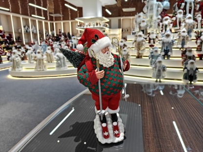11" Casual Style Skiing SANTA CLAUS Doll Xmas Handmade Figurine Christmas Gifts Polyresin Santa Claus for Indoor Decoration
