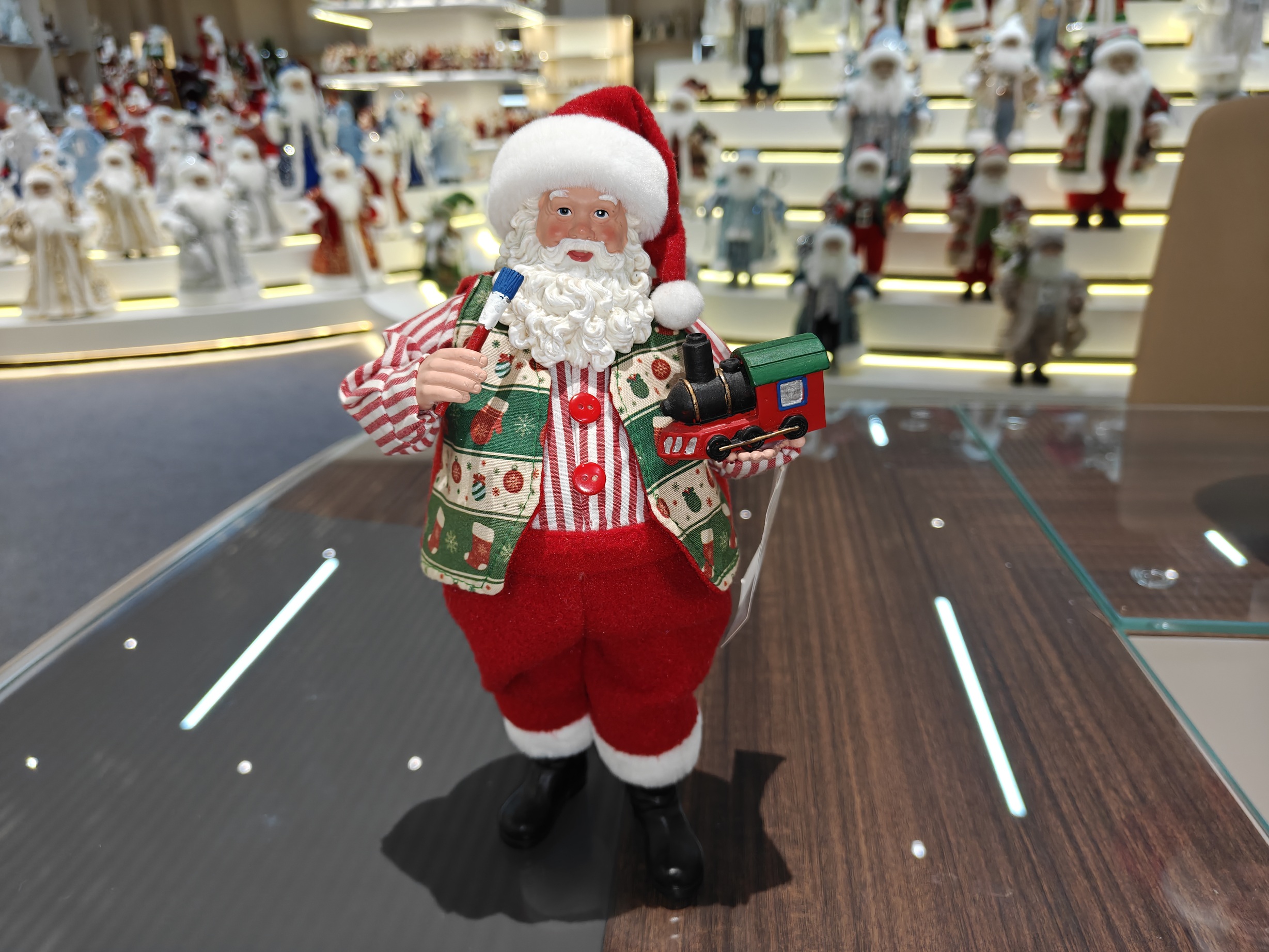 11" STANDING SANTA CLAUS Painter with Paintbrush and Toy Train Xmas Gifts Polyresin Santa Claus Doll for Indoor Decoration