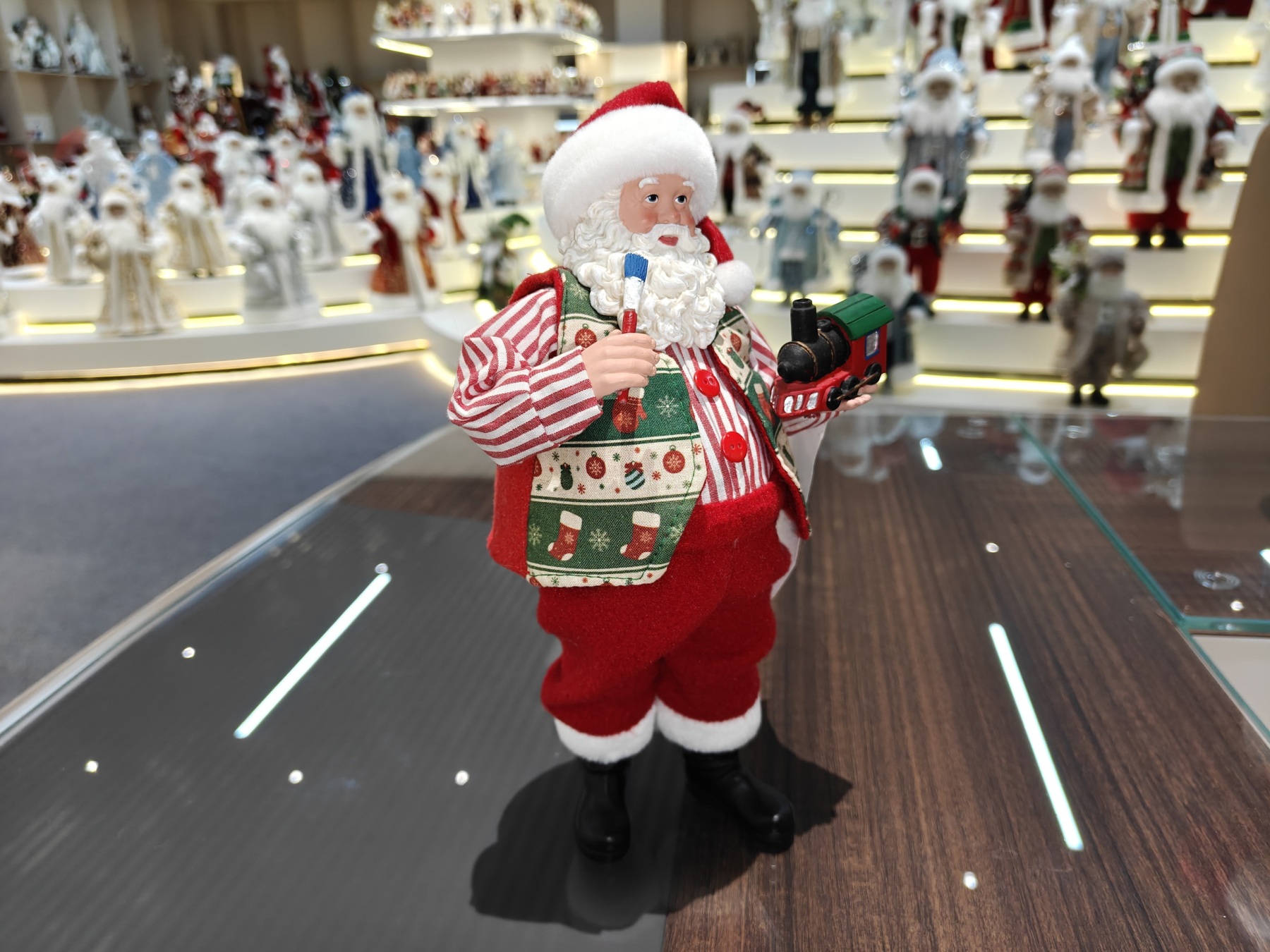 11" STANDING SANTA CLAUS Painter with Paintbrush and Toy Train Xmas Gifts Polyresin Santa Claus Doll for Indoor Decoration