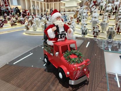2027 New Xmas Modern Electric Music&Light Santa Claus Doll Truck Red Small Indoor Christmas Decoration Factory for Navidad