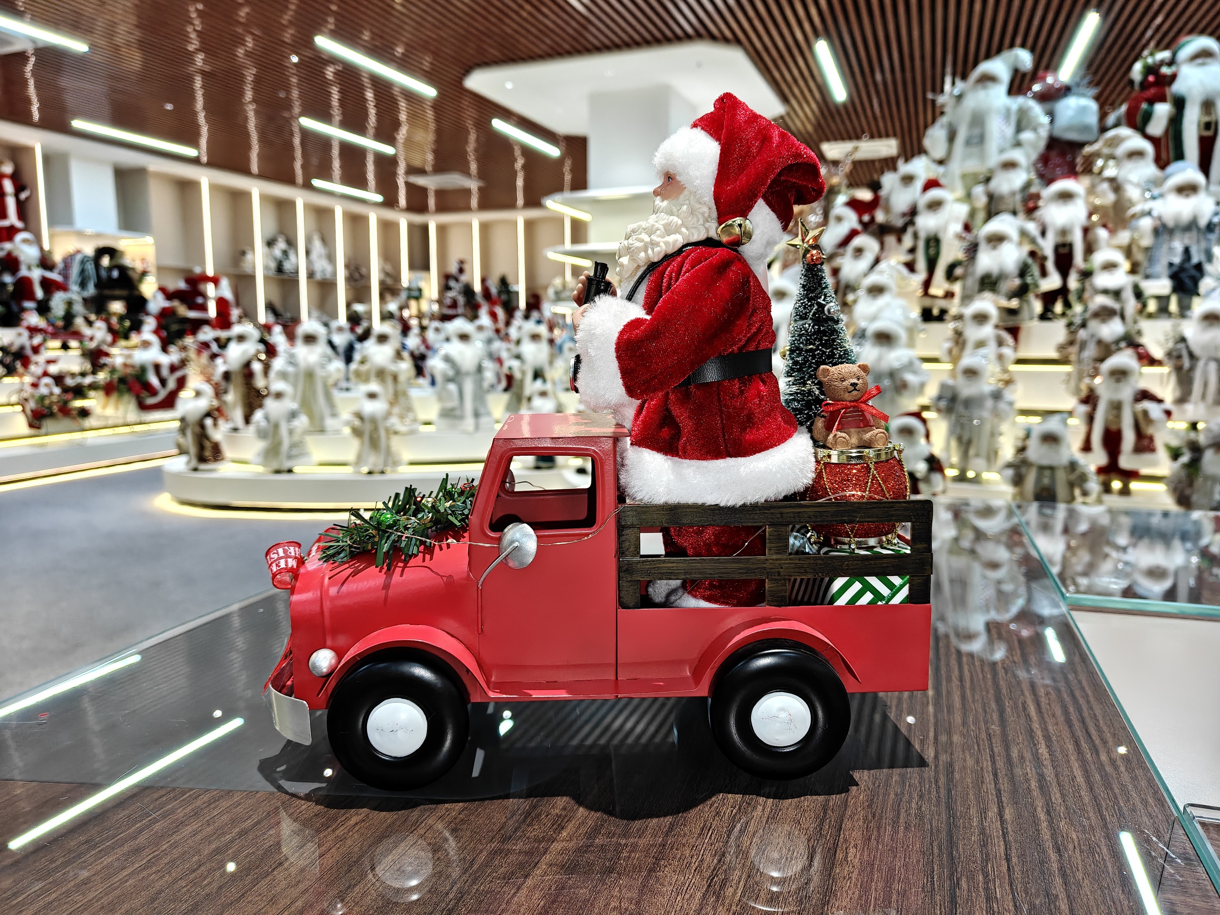 2027 New Xmas Modern Electric Music&Light Santa Claus Doll Truck Red Small Indoor Christmas Decoration Factory for Navidad