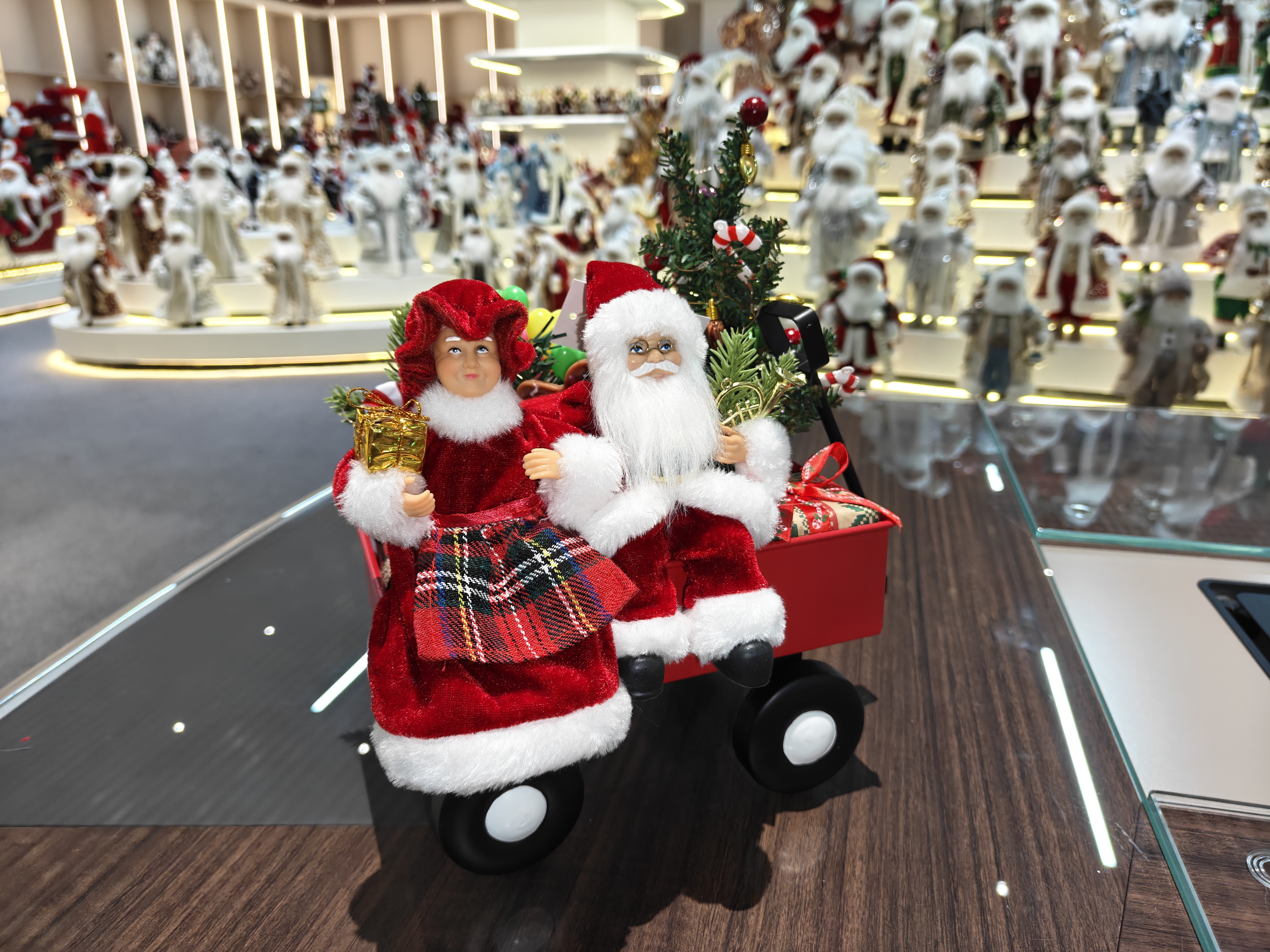 2027 New Custom Christmas Music&light Santa Claus Doll Trailer Xmas Tree Red Color Christmas Decorations Factory Santa Doll
