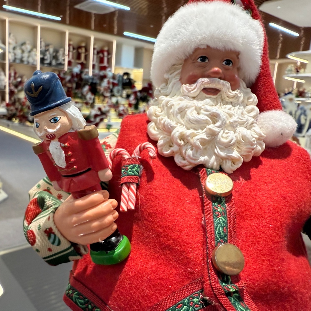 11Inch Xmas Handmade Resin Santa Claus Doll with Nutcracker and Brush Handicraft Polyresin Santa Claus Indoor Decoration