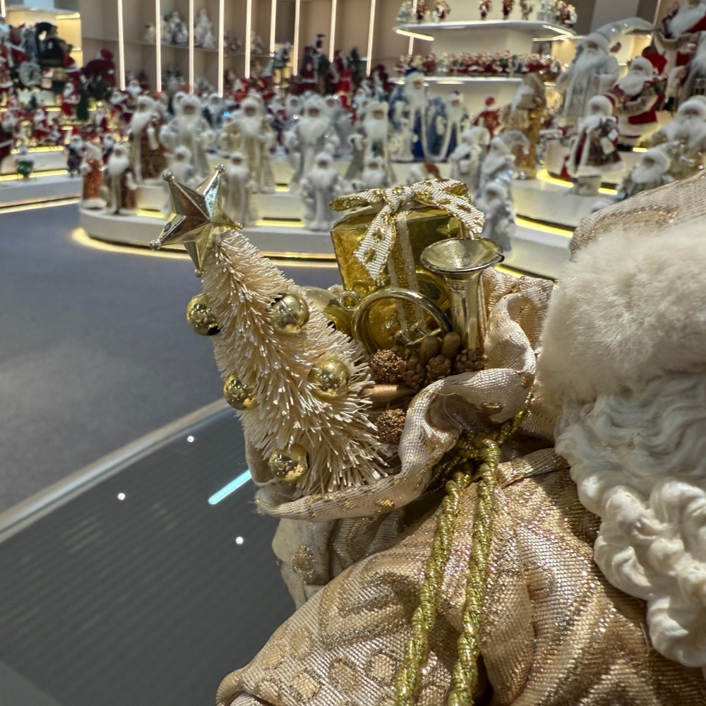 11Inch Xmas Handmade Resin Santa Claus Doll with Christmas Tree Gifts Bag Handicraft Polyresin Santa Claus Indoor Decoration