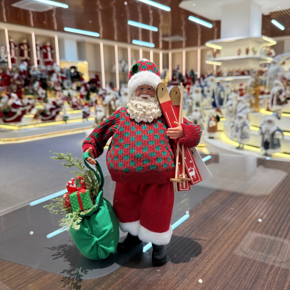 11Inch Xmas Handmade Resin Santa Claus Doll with Ski Boards And Christmas Gift Bag Handicraft Polyresin Santa Claus Indoor Decoration
