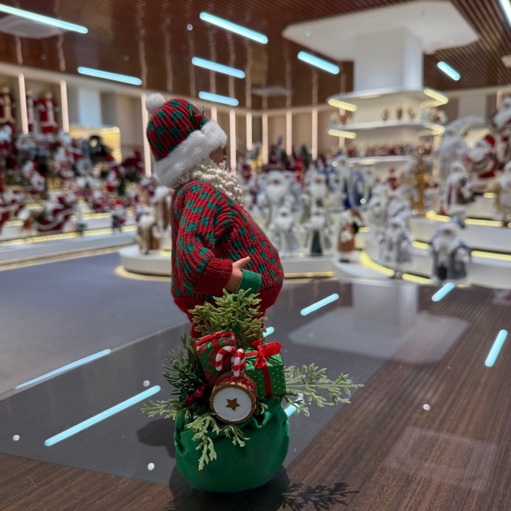 11Inch Xmas Handmade Resin Santa Claus Doll with Ski Boards And Christmas Gift Bag Handicraft Polyresin Santa Claus Indoor Decoration