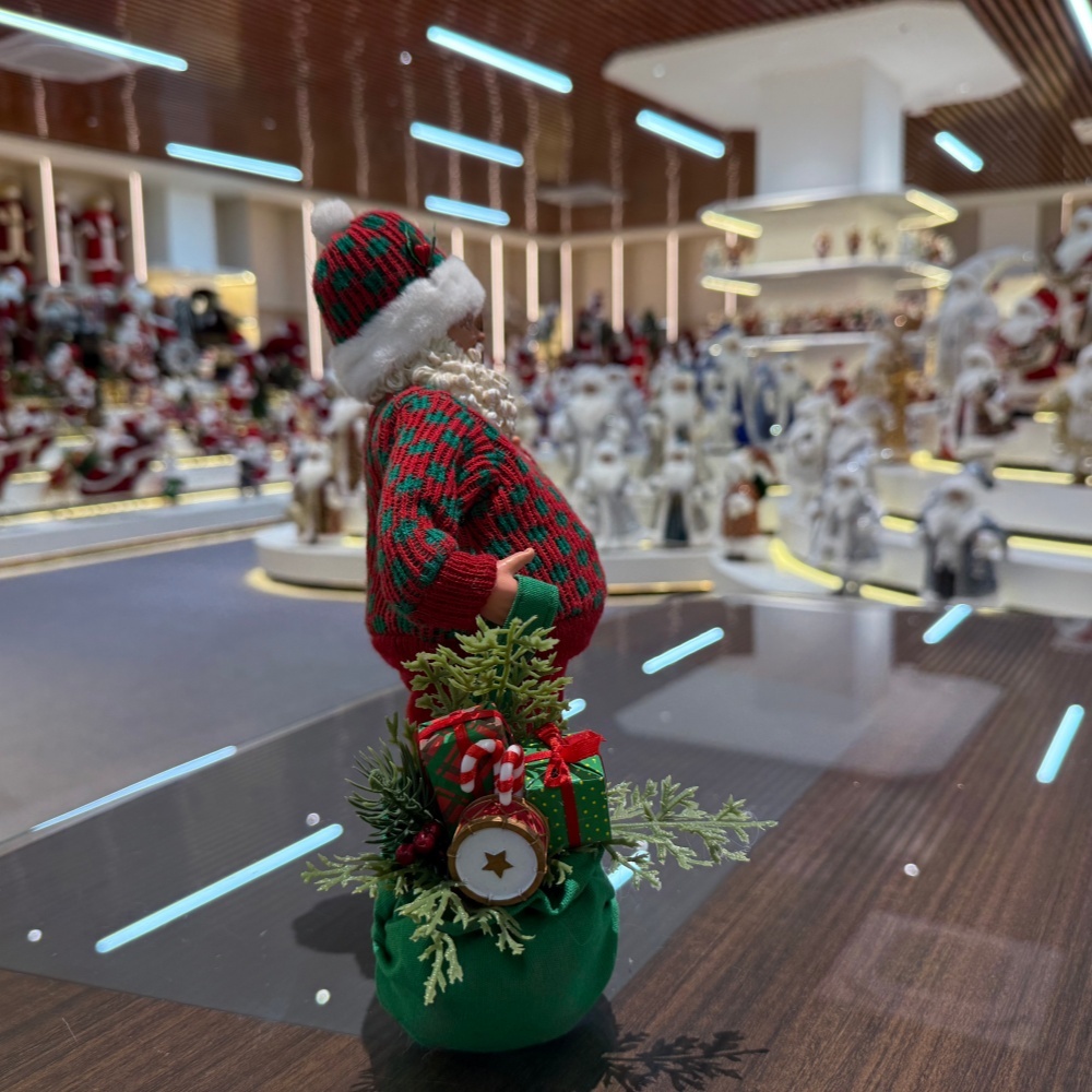 11Inch Xmas Handmade Resin Santa Claus Doll with Ski Boards And Christmas Gift Bag Handicraft Polyresin Santa Claus Indoor Decoration