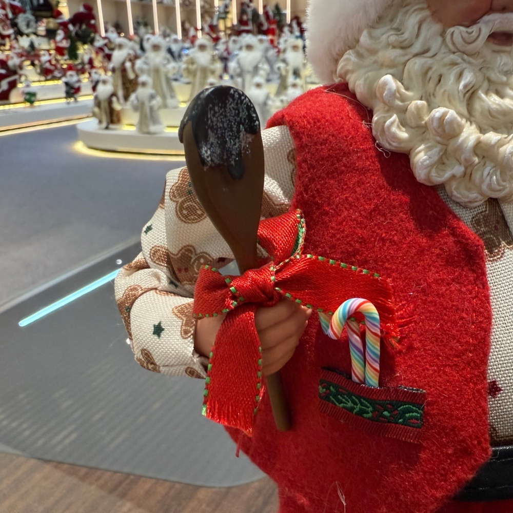 11Inch Xmas Handmade Resin Santa Claus Doll with Cream Cake Handicraft Polyresin Santa Claus Indoor Decoration