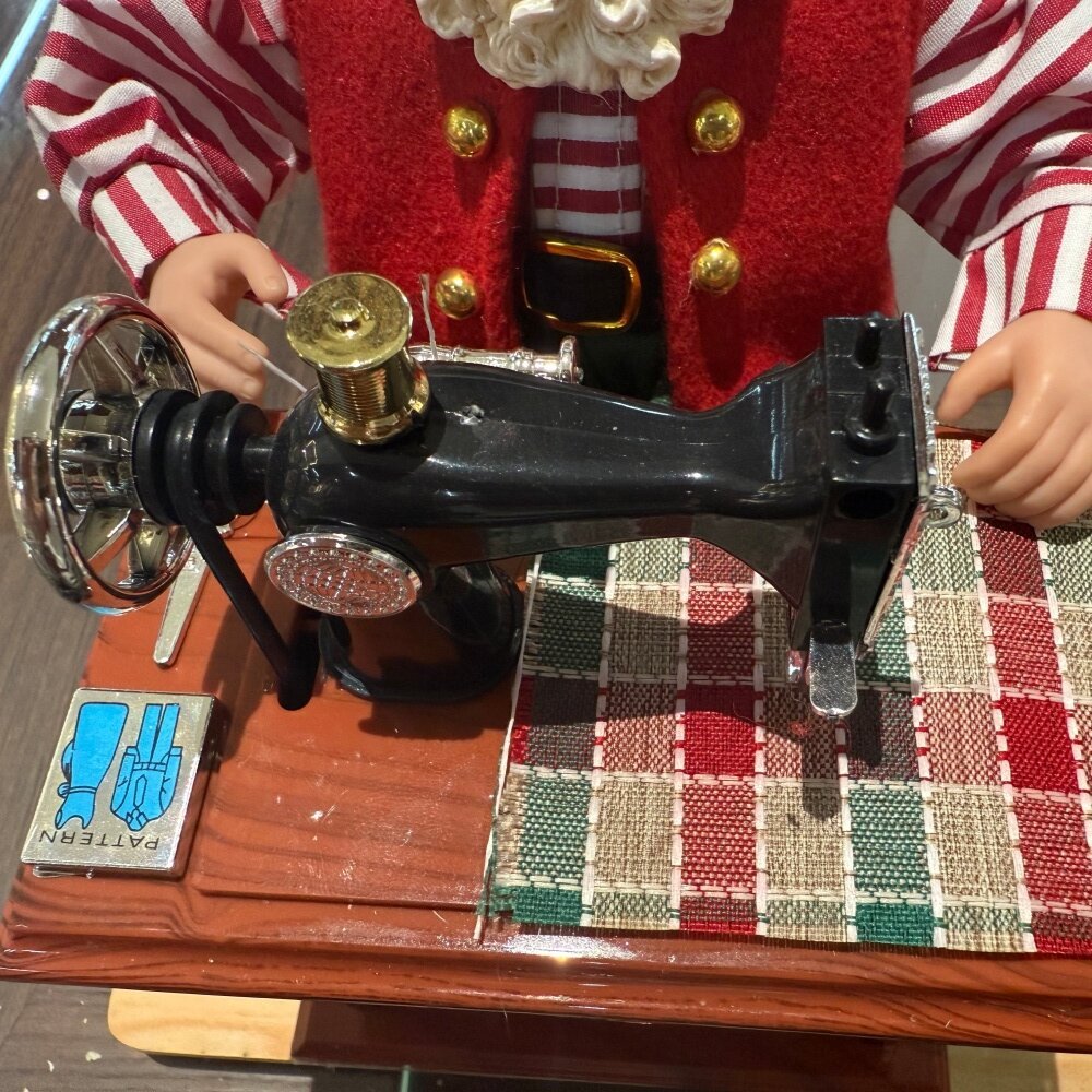 23/28/30CM Xmas Handmade Classic Resin Santa Claus Doll with Sewing Machine Handicraft Polyresin Santa Claus Indoor Decoration