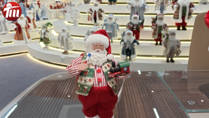 11" STANDING SANTA CLAUS Painter with Paintbrush and Toy Train Xmas Gifts Polyresin Santa Claus Doll for Indoor Decoration