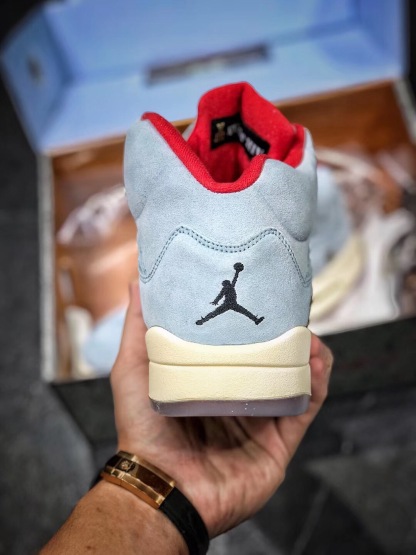 Trophy room x Aithtr Jordthtan 5