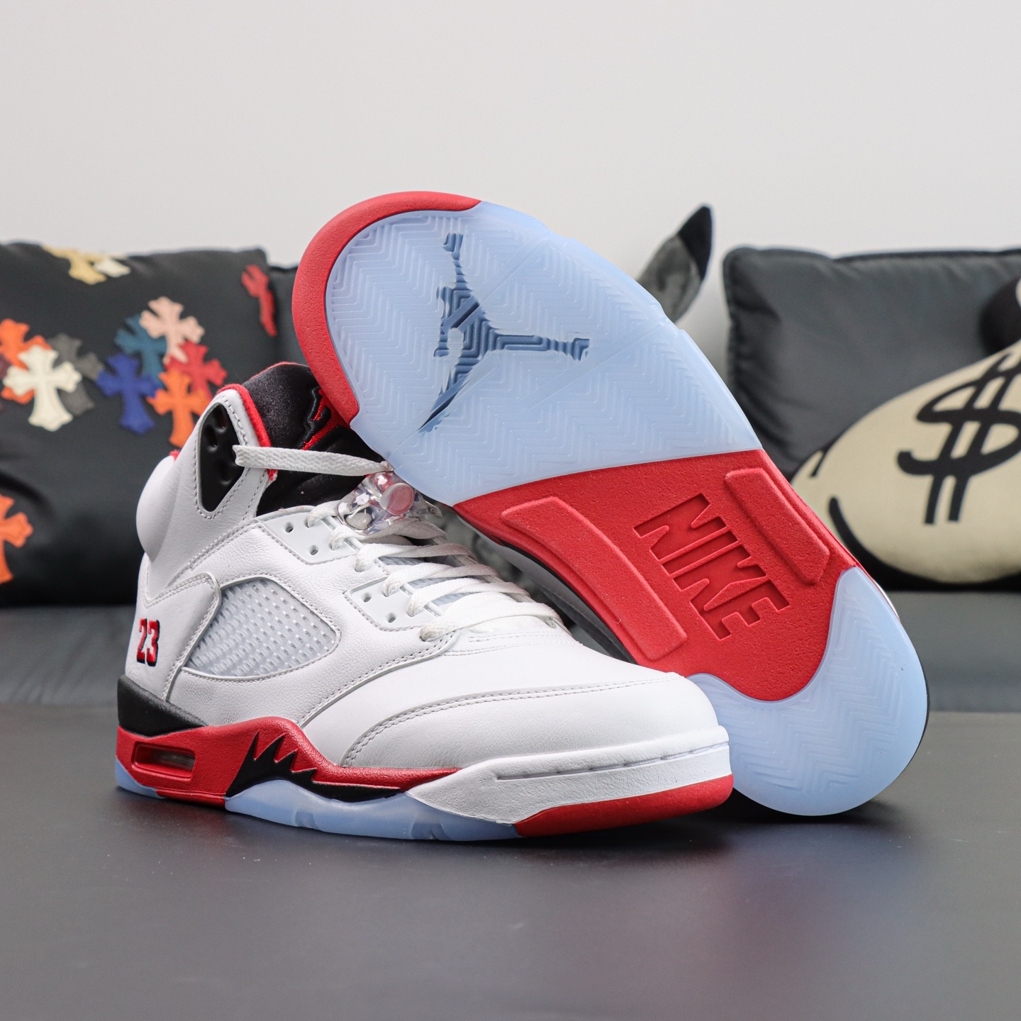 Aithtr Jordthtan 5 Retro “Fire Red” (Black Tongue) 2025