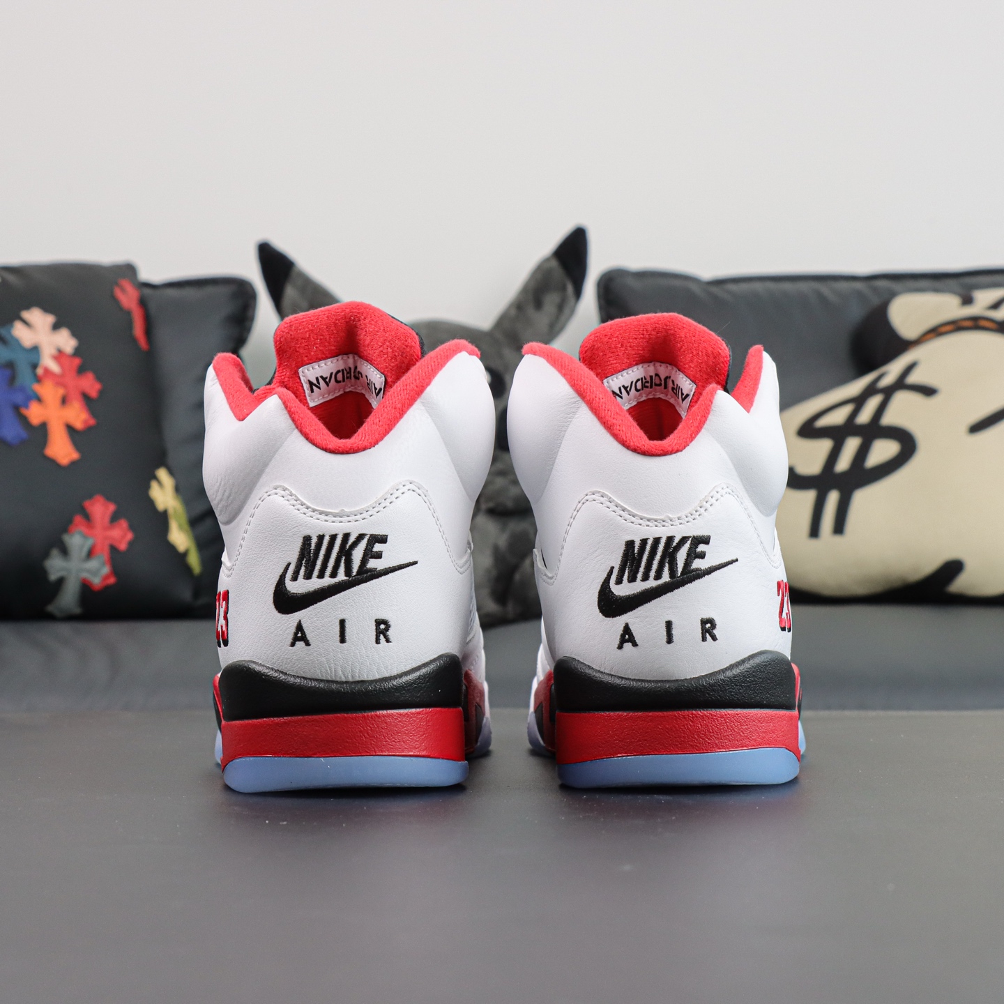 Aithtr Jordthtan 5 Retro “Fire Red” (Black Tongue) 2025
