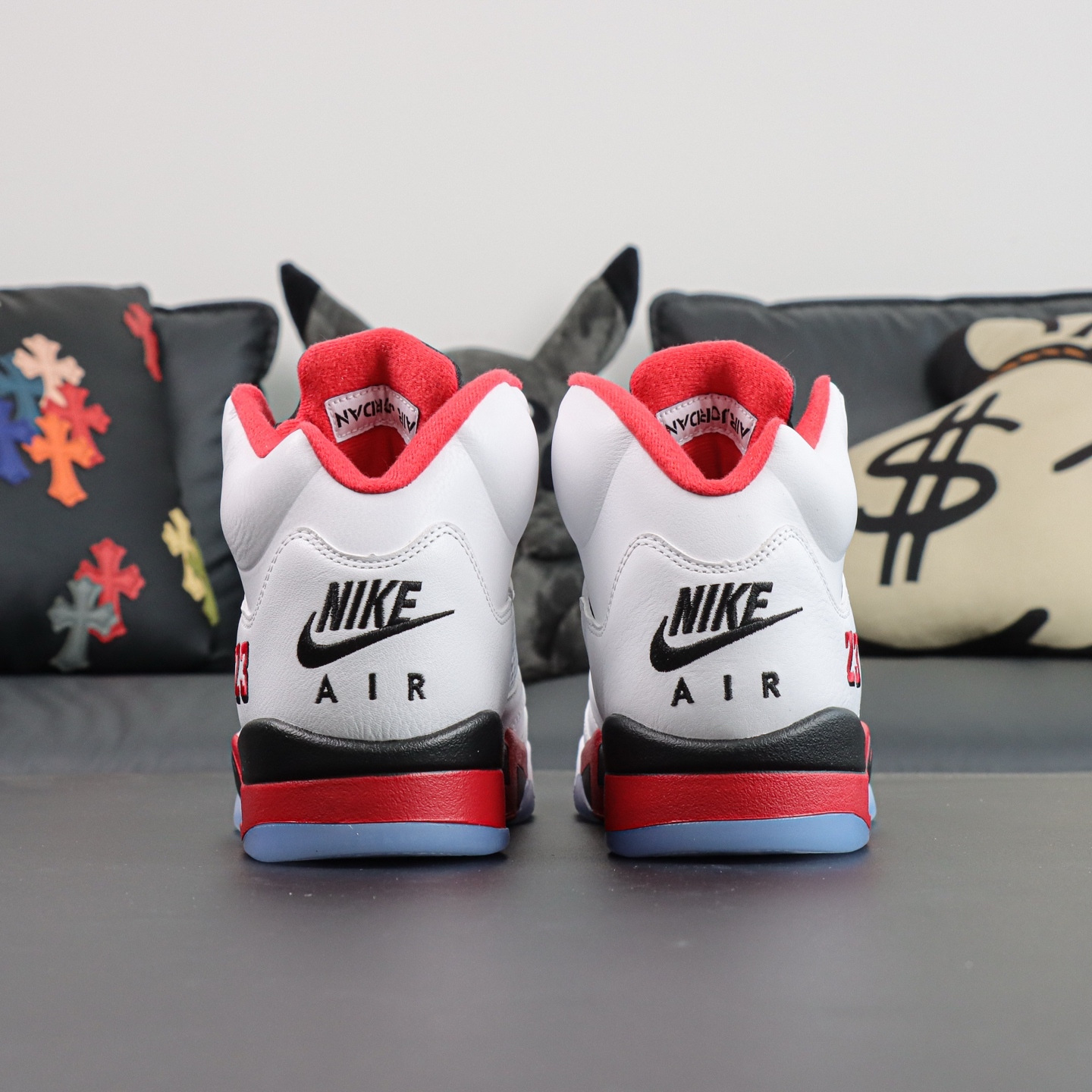 Aithtr Jordthtan 5 Retro “Fire Red” (Black Tongue) 2025