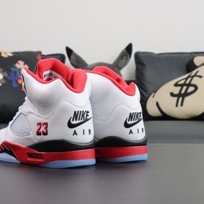 Aithtr Jordthtan 5 Retro “Fire Red” (Black Tongue) 2025