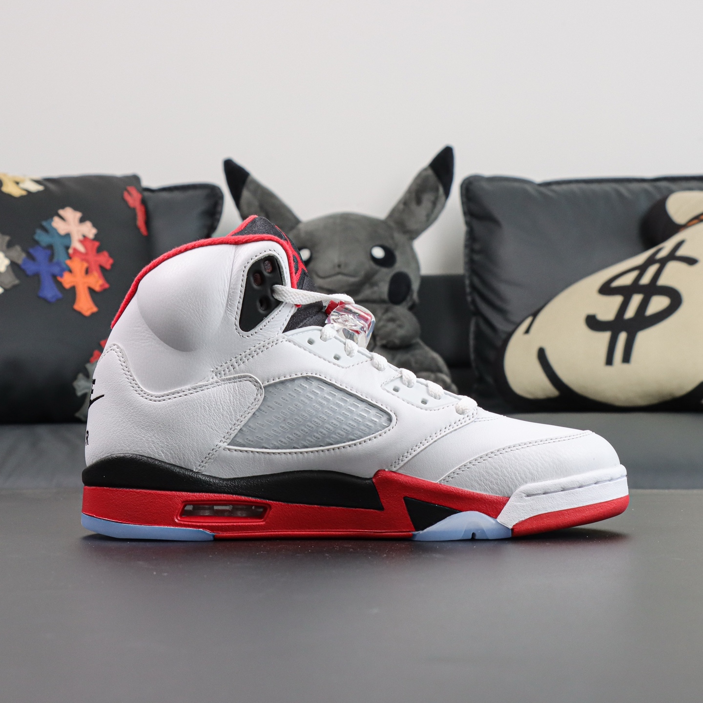 Aithtr Jordthtan 5 Retro “Fire Red” (Black Tongue) 2025