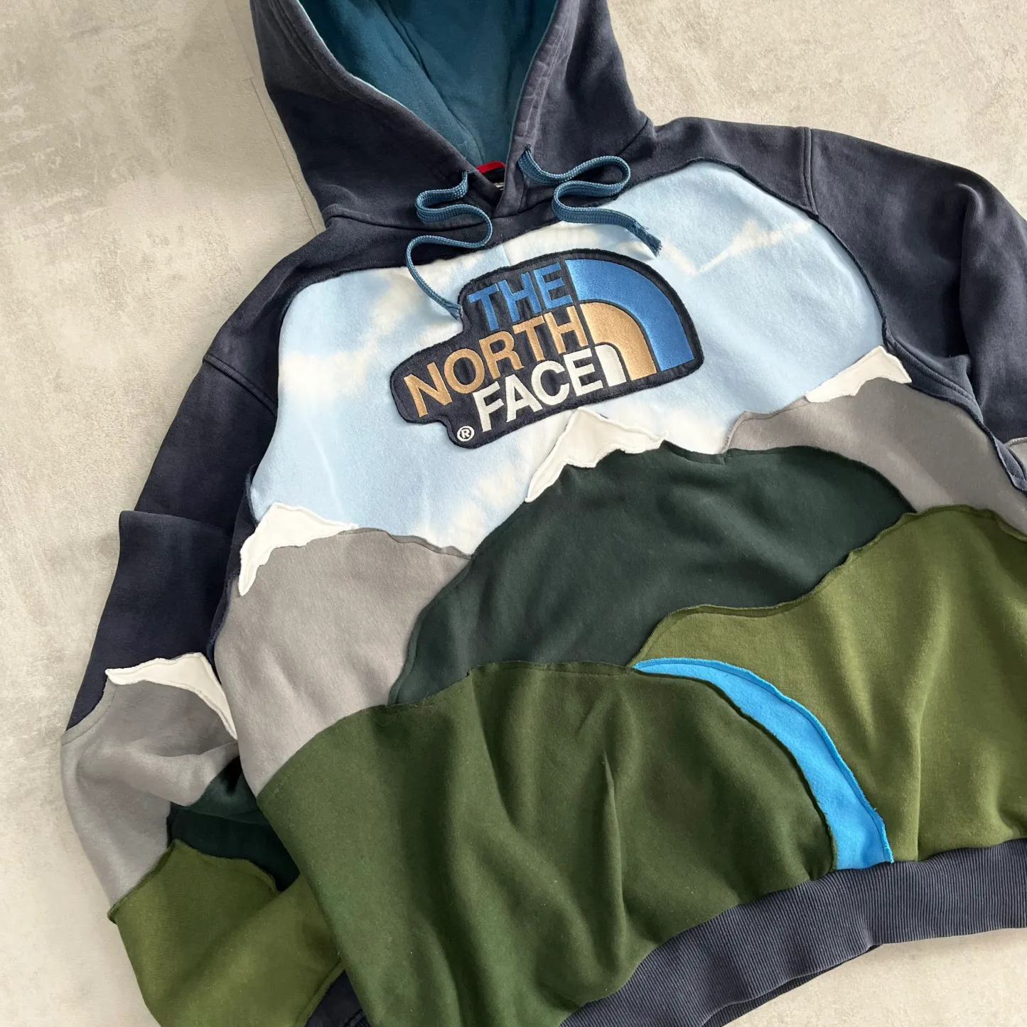 'MOUNTAINTS' HOODIE (M)