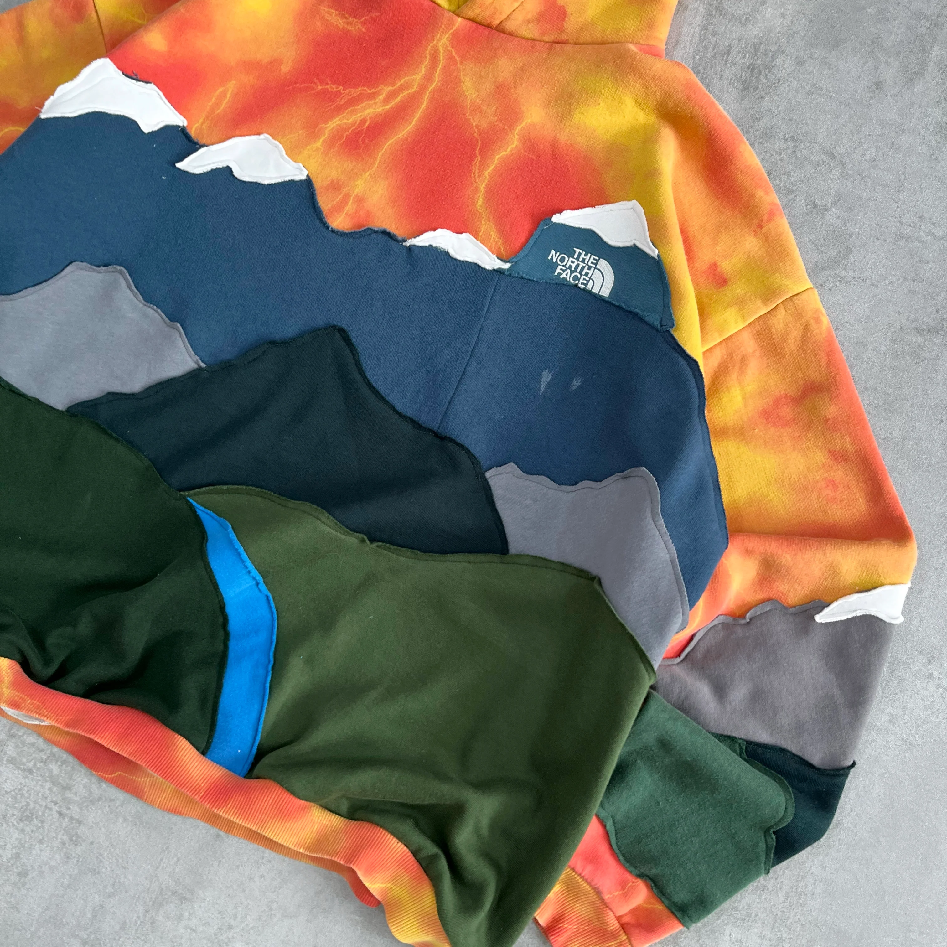 'MOUNTAINS' HOODIE (XXL)