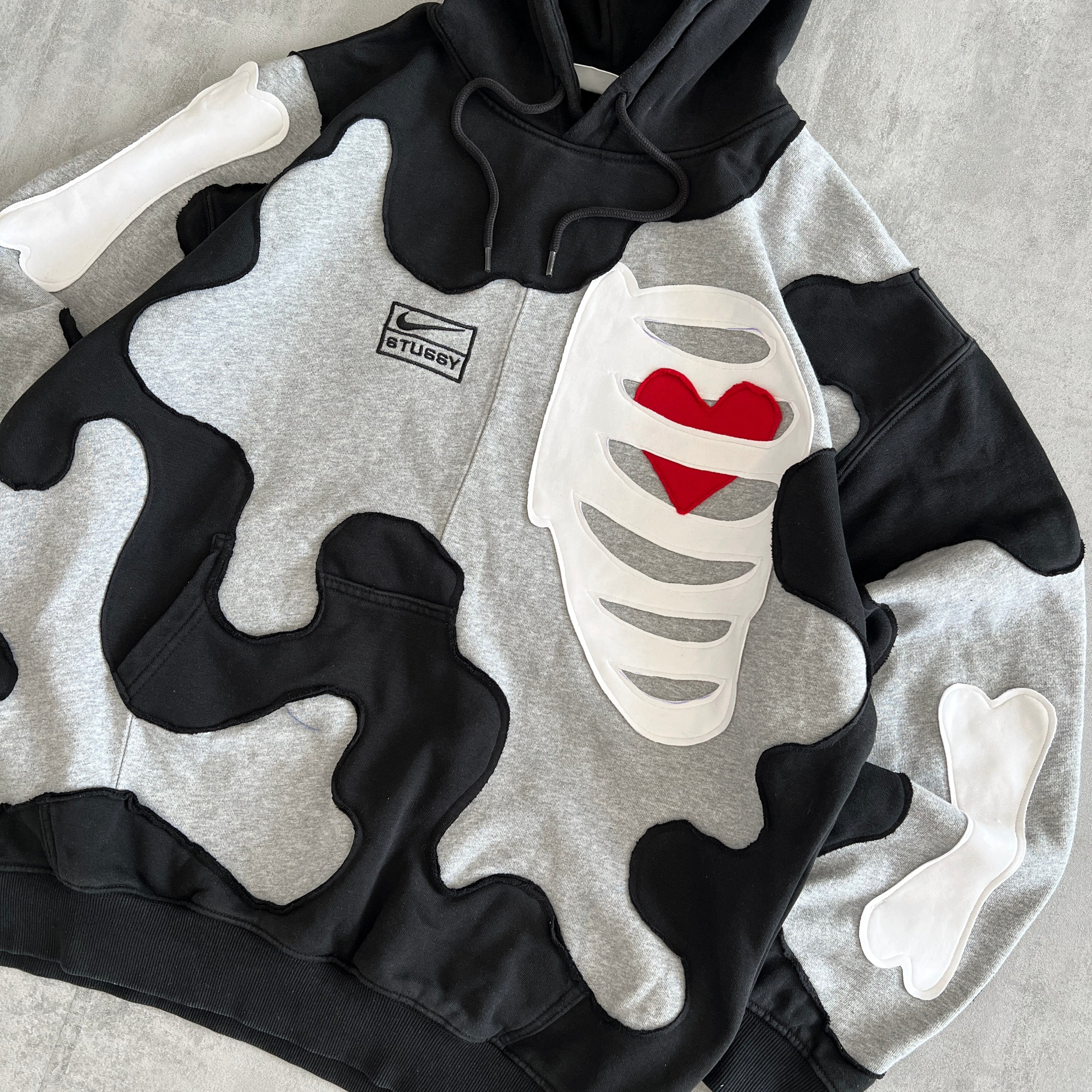 'HEART & BONES' HOODIE (L)