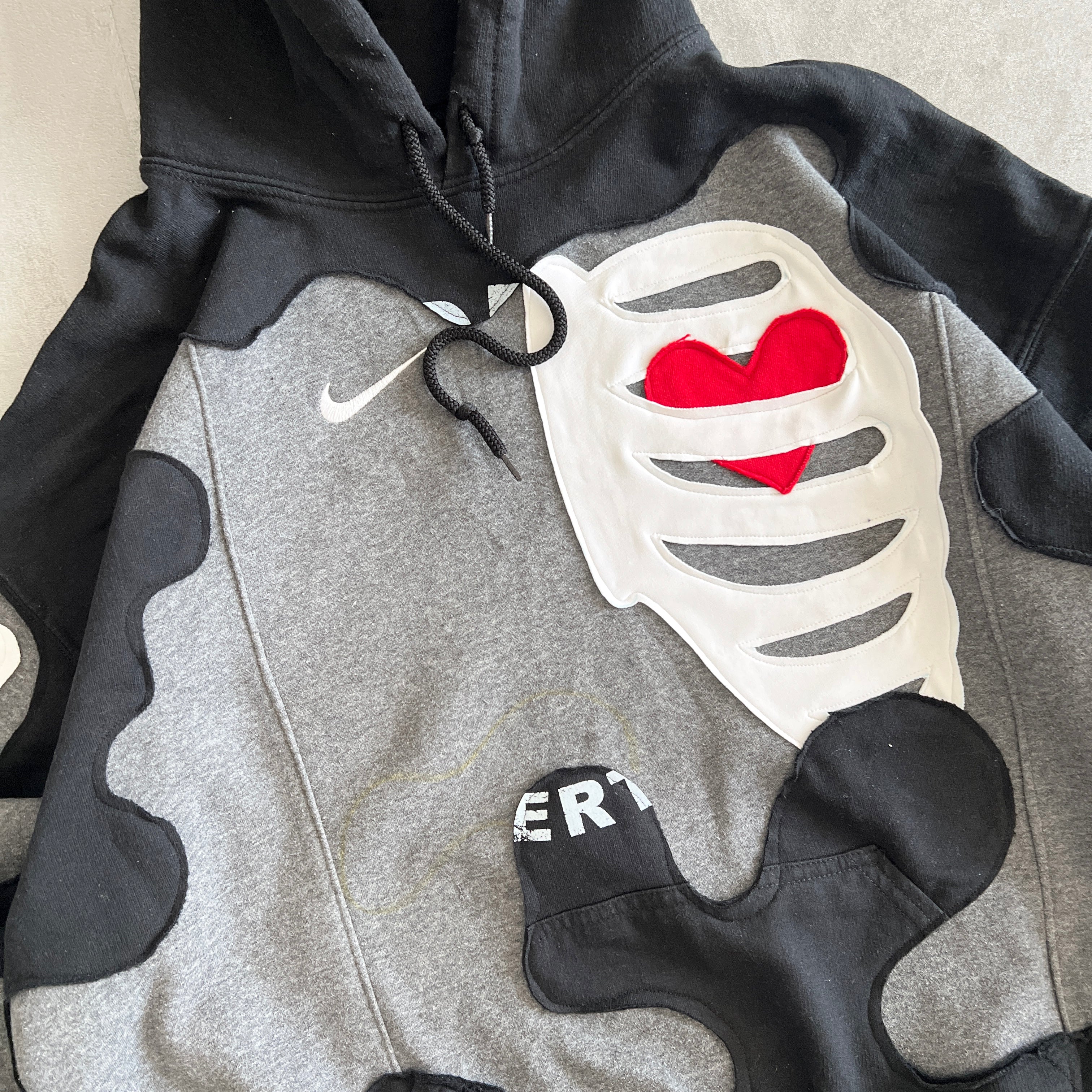 'HEART & BONES' HOODIE (XL)