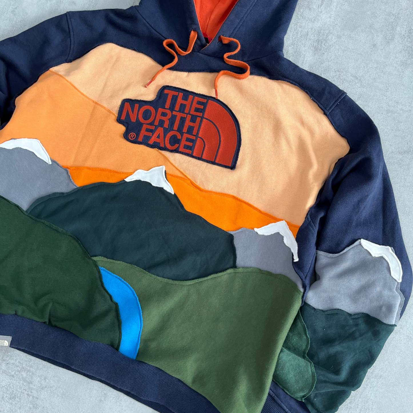 'MOUNTAINS' HOODIE (L)