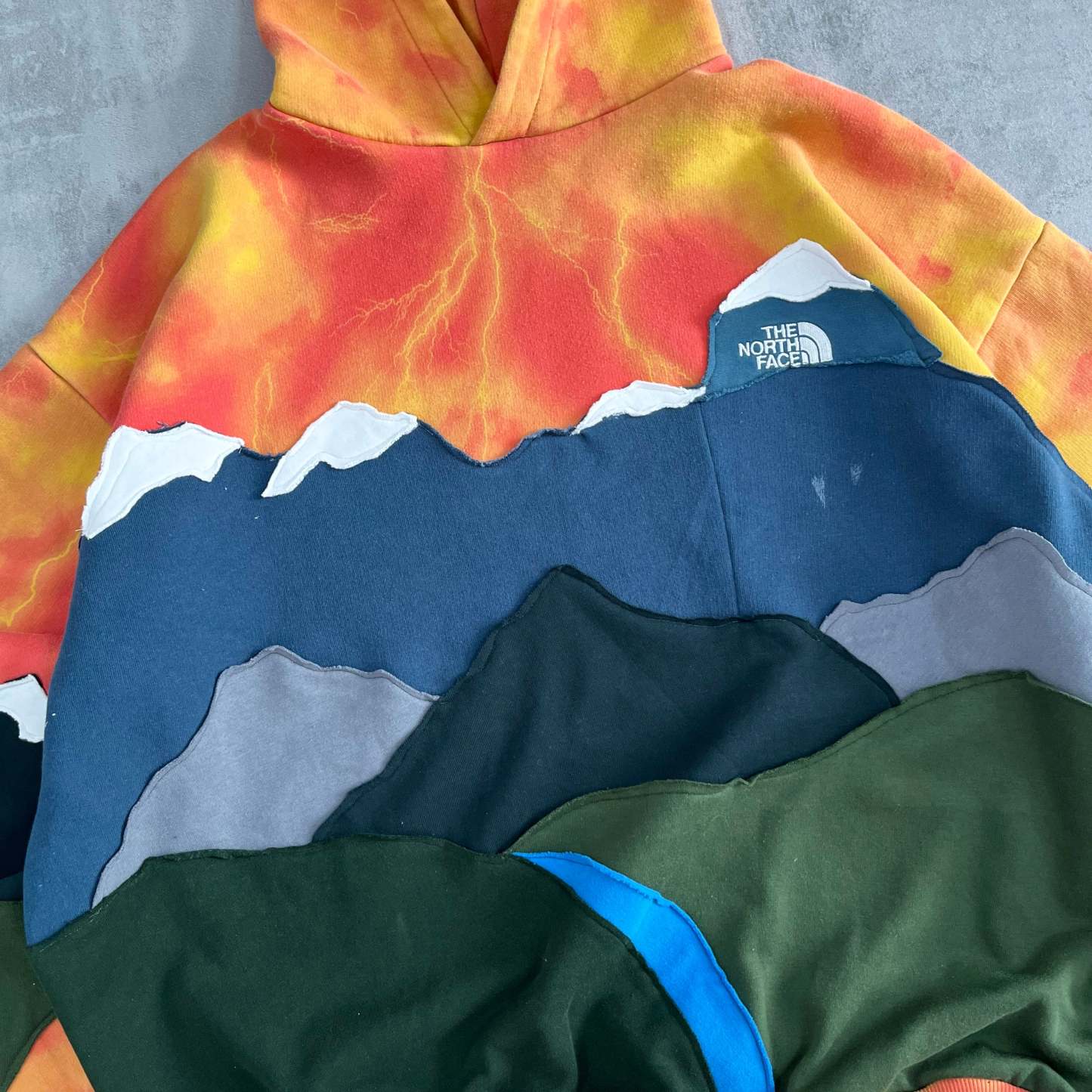 'MOUNTAINS' HOODIE (XXL)