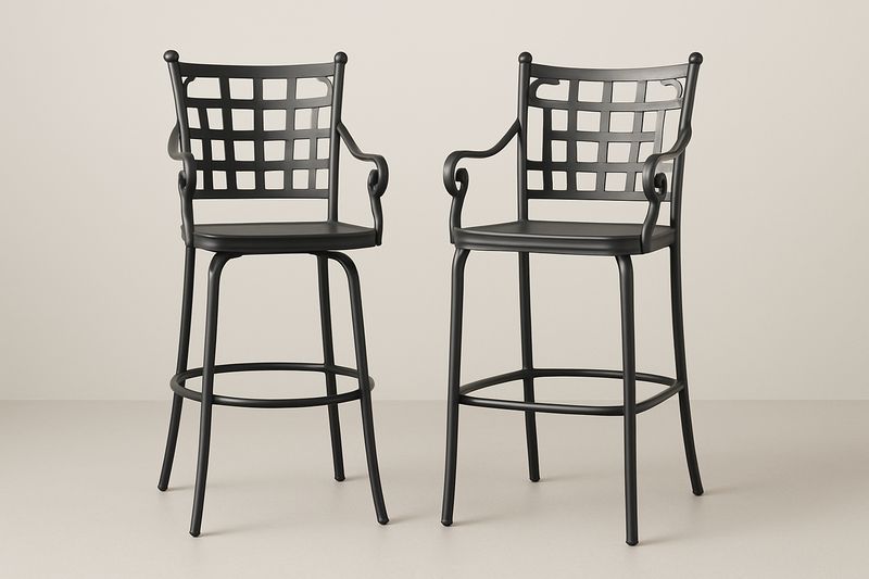Coppia di sgabelli da bar in alluminio nero con schienale a griglia e braccioli