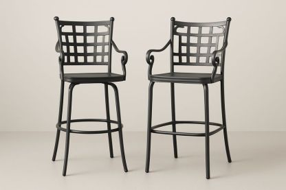 Coppia di sgabelli da bar in alluminio nero con schienale a griglia e braccioli