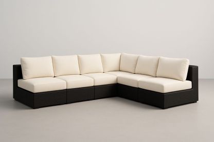 Divano angolare modulare con struttura in resina intrecciata e cuscini crema