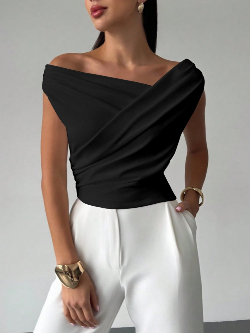 Off-shoulder fitted sleeveless crop top-thevervian