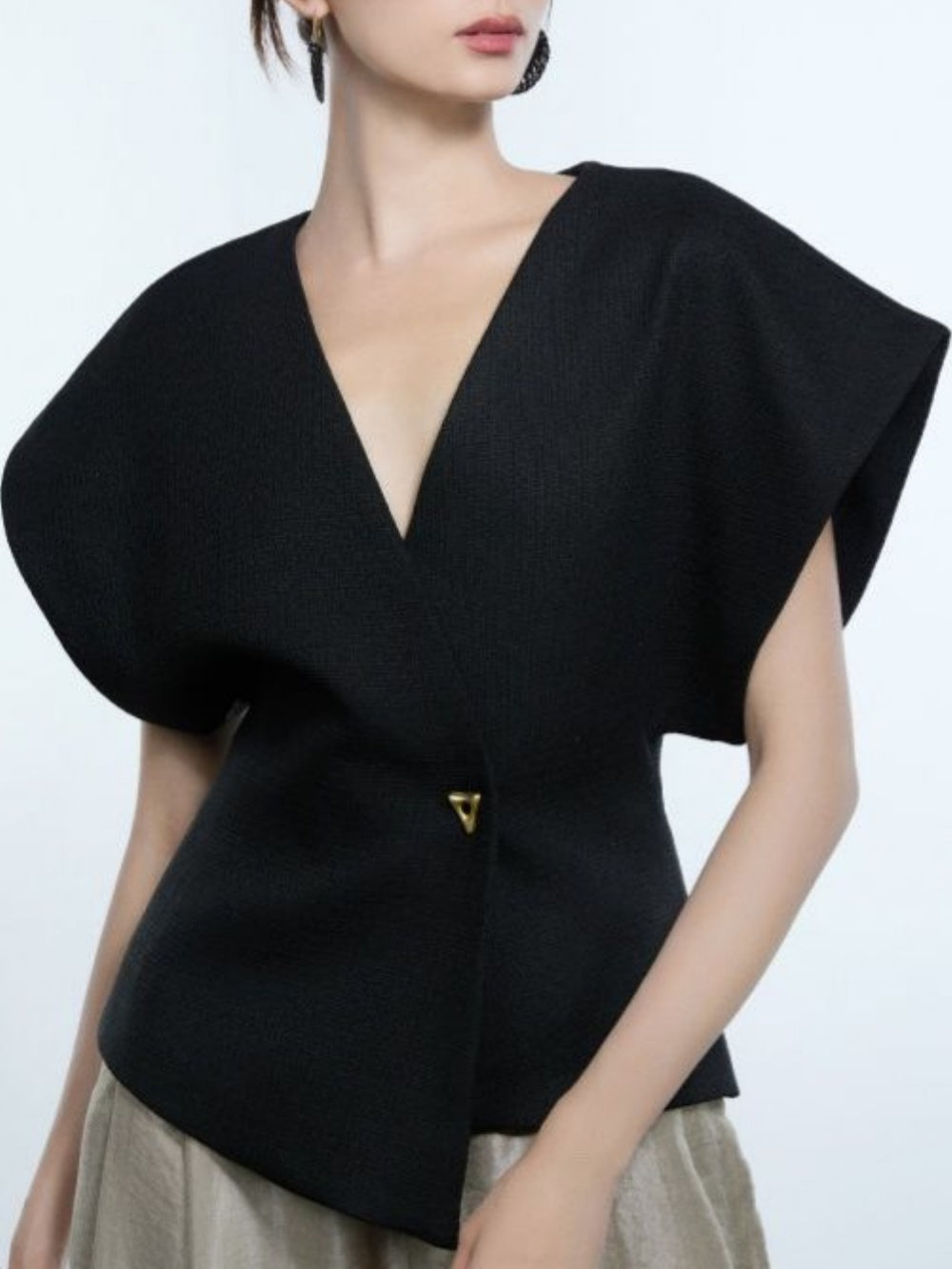 Asymmetric one-button dropped shoulder top-thevervian