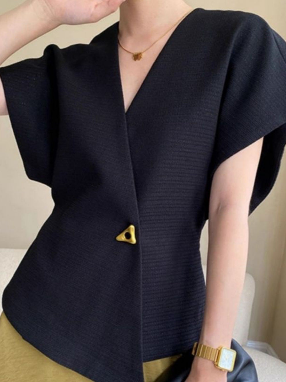 Asymmetric one-button dropped shoulder top-thevervian