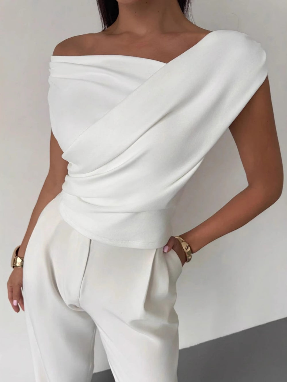 Off-shoulder fitted sleeveless crop top-thevervian