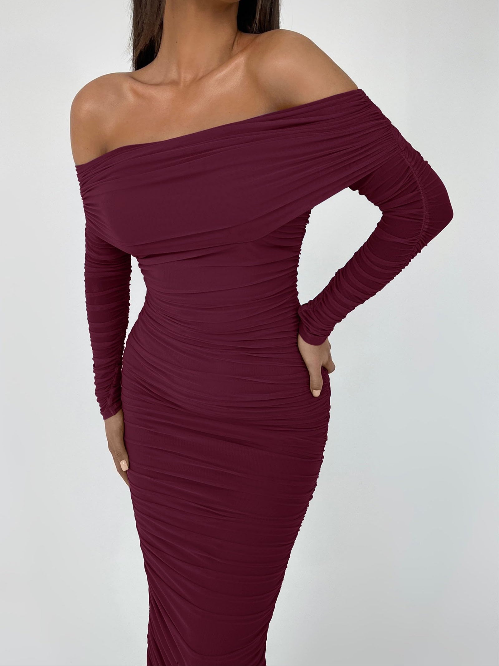 One-shoulder long-sleeved pleated slim dress-thevervian